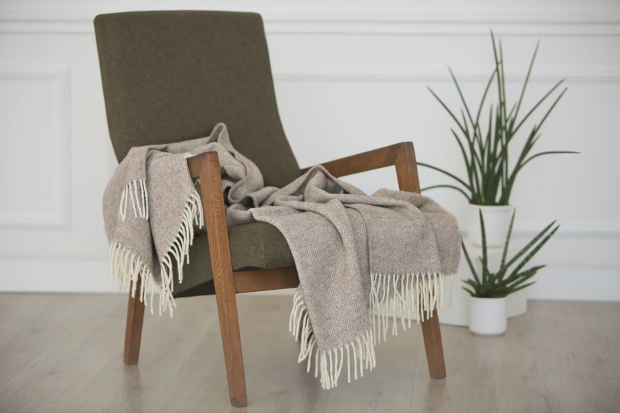 Vilnonis pledas šviesiai rudas JAUKUMAS Vilnonis pledas šviesiai rudas JAUKUMAS